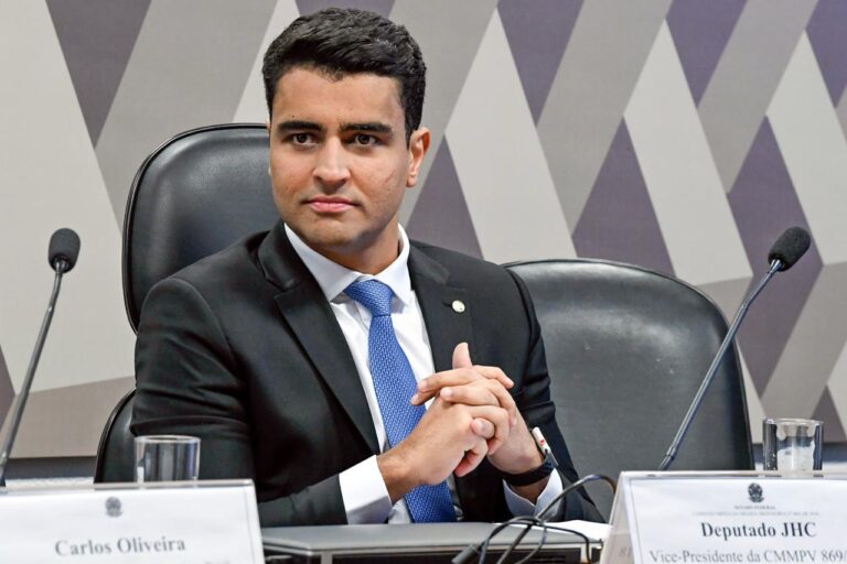 Ex-prefeito JHC cobra tributos ilegais de igrejas evangélicas no município