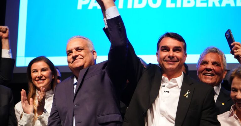 Pesquisas mostram recuperação de Flávio Bolsonaro entre eleitores de direita