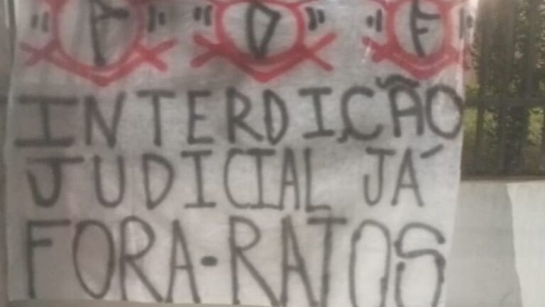 Torcedores protestam na casa de presidente do Corinthians contra não renovação com Memphis Depay