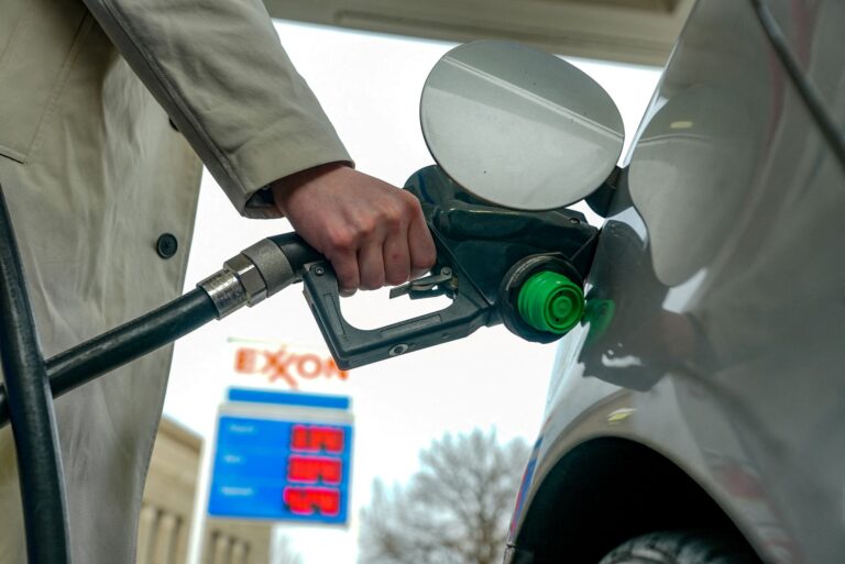 Gasolina nos EUA fica acima de US$ 4 por galão há um mês