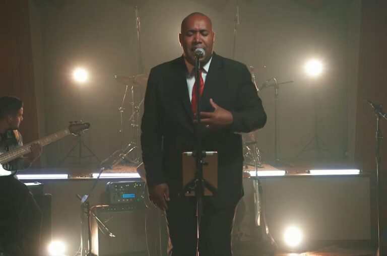 Cantor gospel Gerson Rufino repõe dinheiro perdido por homem em evento