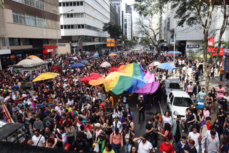 Parada da Diversidade de Curitiba ocorre uma semana antes das eleições