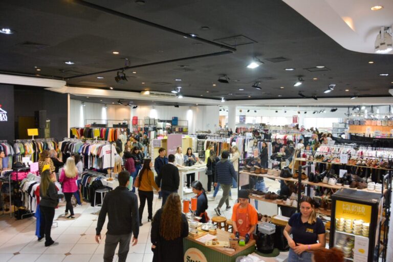Bazar Moda do Bem oferece descontos de até 70% em Curitiba