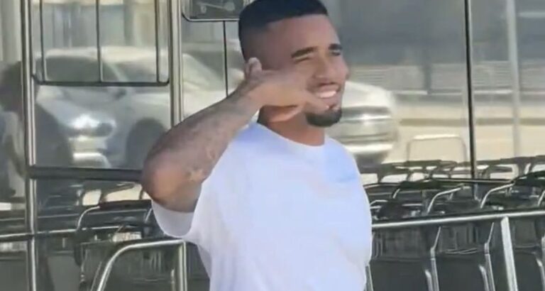 Gabriel Jesus chega a Barcelona para assinar contrato com o clube catalão