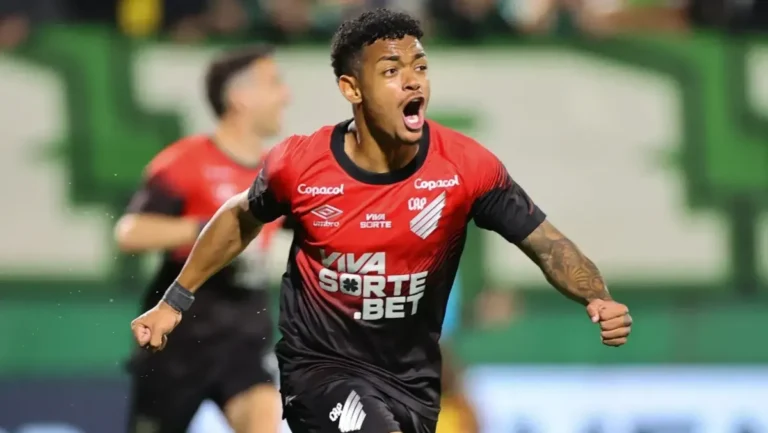 Juíza condena jogador do Athletico a 13 anos por estupro em Curitiba