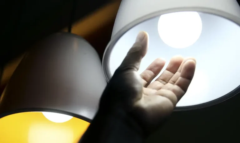 Bandeira amarela mantém conta de luz mais cara em agosto