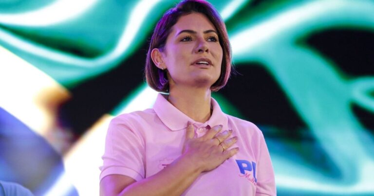 Michelle confirma candidatura ao Senado ao lado de Flávio