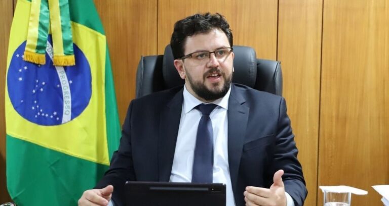 Ex-chefe de gabinete de Lula admite receber recurso e nega ilegalidade