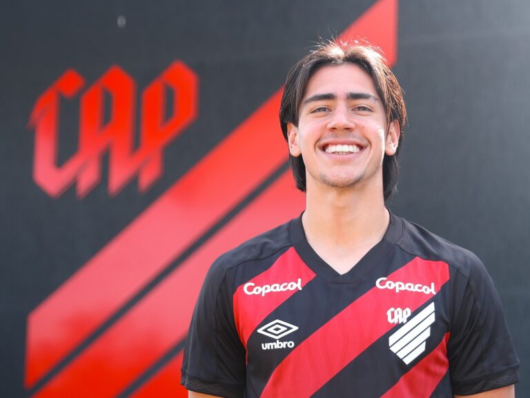 Athletico Paranaense contrata atacante uruguaio Nicolás Azambuja