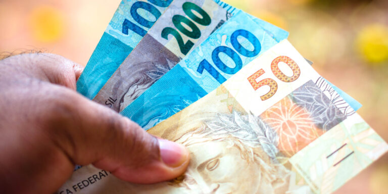 Inadimplência no crédito consignado de servidores públicos cai em 2026