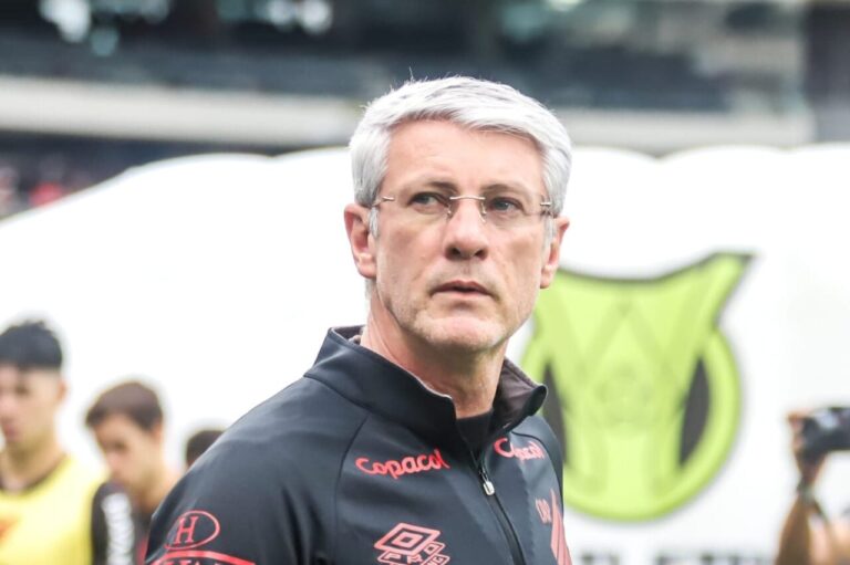 Arbitragem de Felipe Fernandes de Lima é criticada após empate Athletico e Fluminense