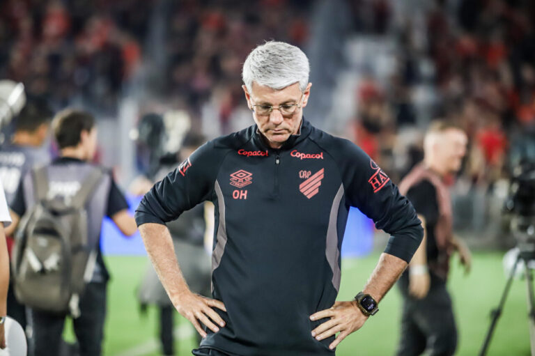Técnico do Athletico assume responsabilidade após goleada e defende goleiro Santos