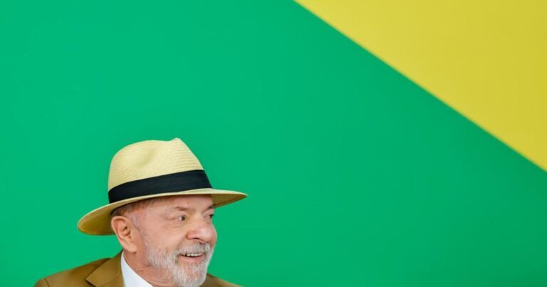 PT oficializa candidatura de Lula no TSE e apresenta programa de governo