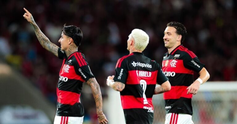 Flamengo vence Vitória e reduz diferença para o Palmeiras na liderança