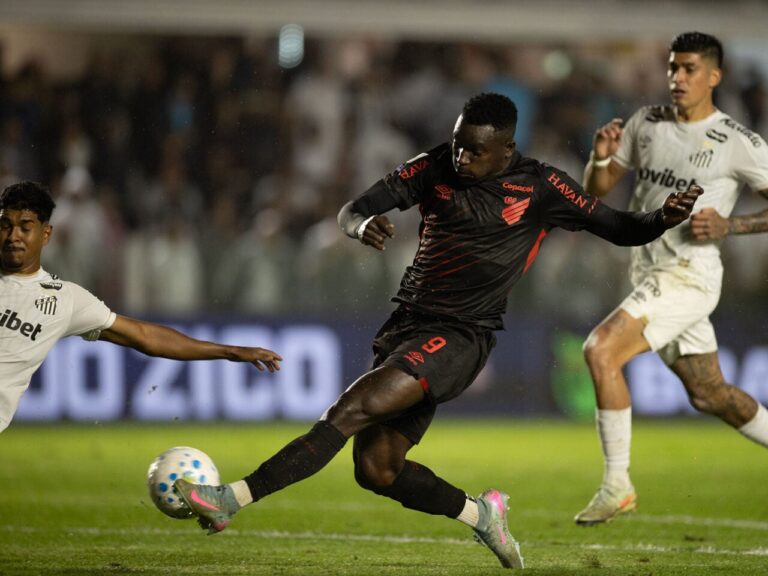 Athletico vence Santos e mantém maior sequência invicta da Série A