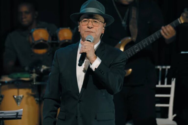 Cantor gospel recusa aperto de mão de fã em aeroporto por dor