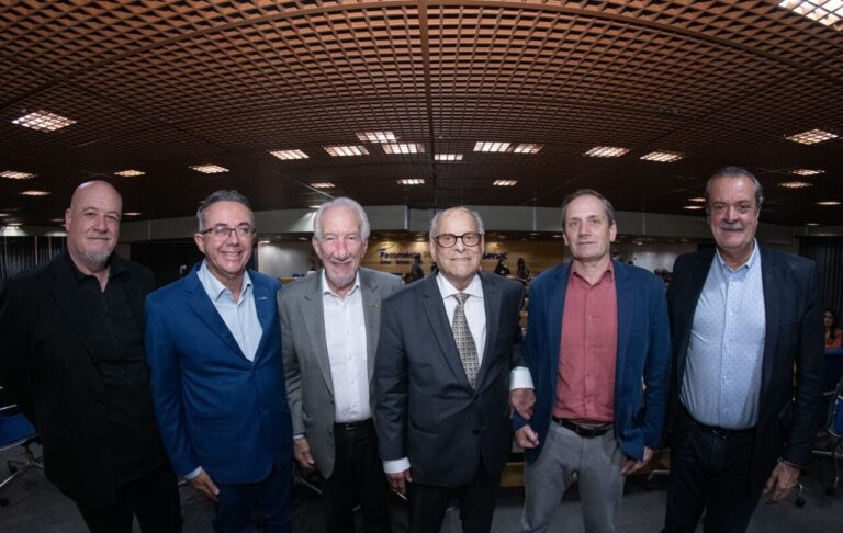 Paulo Pimentel ganha homenagem por legado ao turismo do Paraná