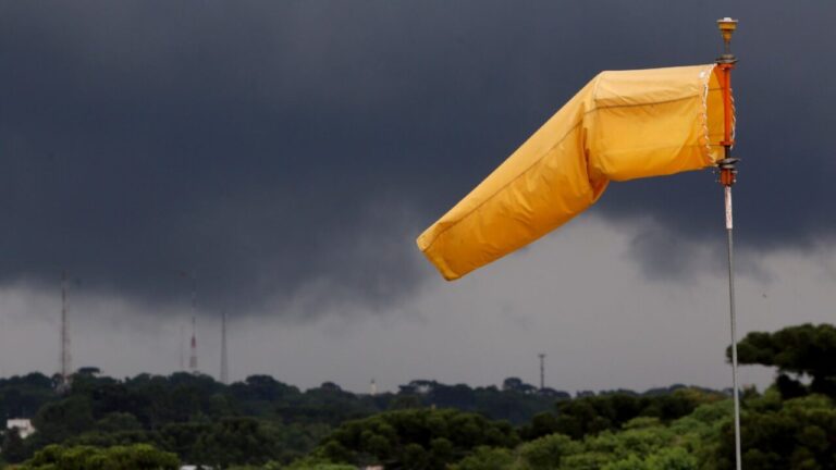 Ciclone extratropical deve trazer ventos de 100 km/h ao Paraná na quinta-feira