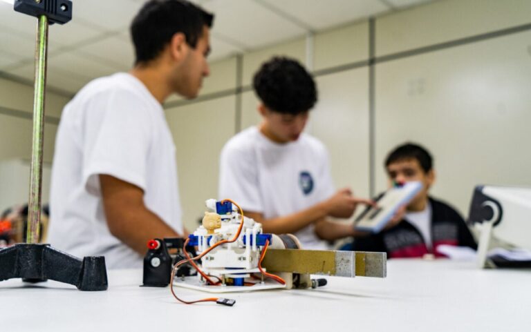 Paraná lidera emprego jovem no sul com 152 mil adolescentes