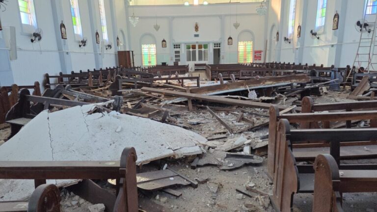 Forro de igreja histórica desaba em Curitiba e deixa bancos destruídos