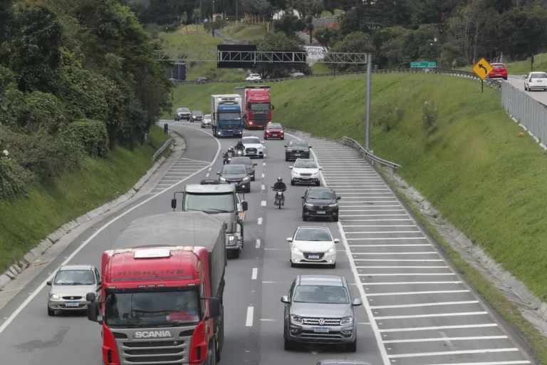 Série de acidentes em rodovias deixa dezenas de mortos e reacende debate sobre inspeção veicular