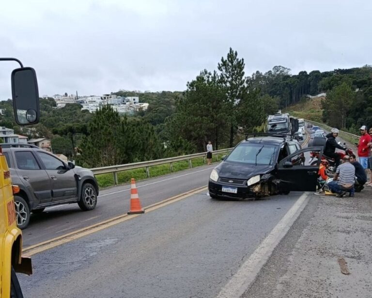 Motorista passa mal, bate carro no Contorno Norte de Curitiba