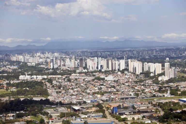 Escassez de terrenos impulsiona valorização imobiliária na Grande Curitiba