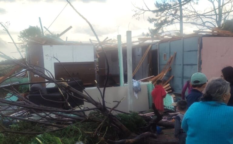 Vendaval causa destruição na região Centro-Sul do Paraná