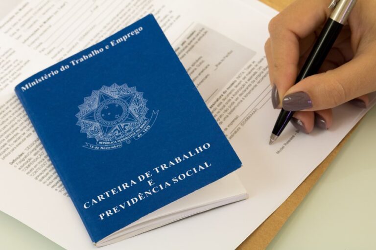 Desemprego cai a 5,4% mas sinais de desaceleração preocupam