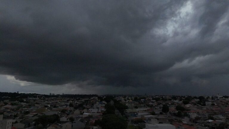 Temporal atinge Grande Curitiba com chuvas fortes na quinta-feira