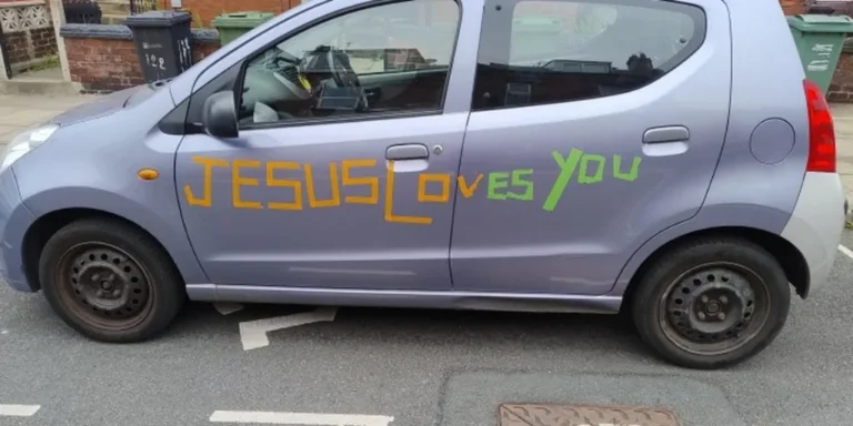 Cristão tem seguro de carro recusado no Reino Unido por adesivo religioso