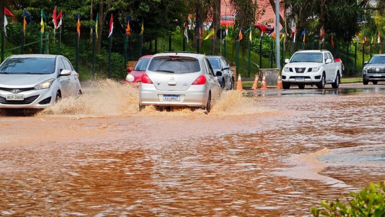 Rua Francisco Derosso fica alagada em bairro de Curitiba