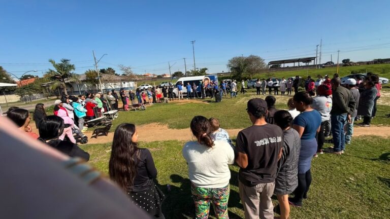 Voluntários distribuem alimentos para 15 mil famílias em Curitiba