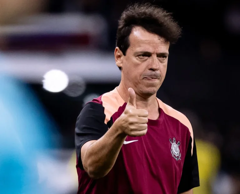 Fernando Diniz é denunciado pelo STJD por tapa em jogador