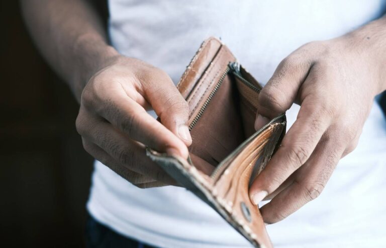 Inadimplência cresce mesmo com desemprego baixo e salários recordes