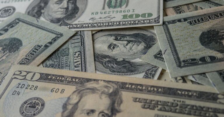 EUA dobram compra de títulos e enfraquecem dólar nos mercados
