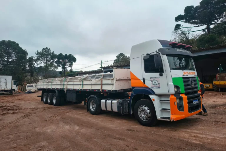 Defesa Civil entrega 2.600 telhas a Piraí do Sul após tornado