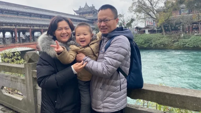 Esposa de pastor preso na China relata fé sob forte repressão comunista