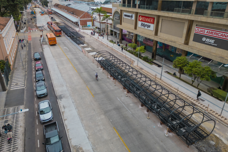 Curitiba inicia operação para instalar estação-tubo na Praça Eufrásio Correia