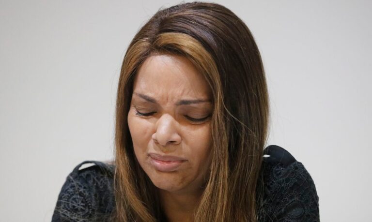 Flordelis é condenada a indenizar pai e irmã de pastor morto em 2019