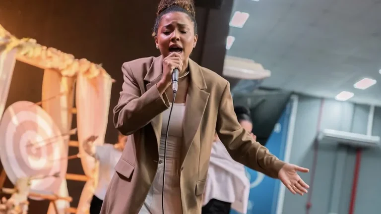Gabriela Gomes transforma oração com violão em sucesso gospel Deus Proverá