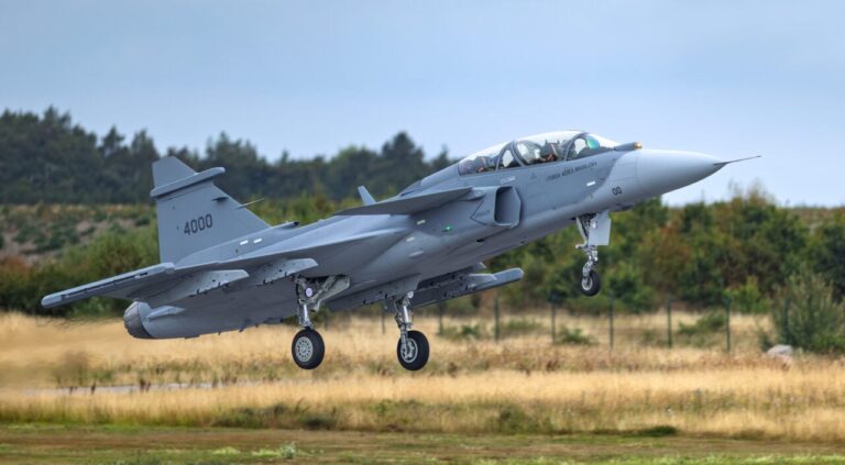 Gripen F, caça desenvolvido por Brasil e Suécia, realiza primeiro voo com sucesso