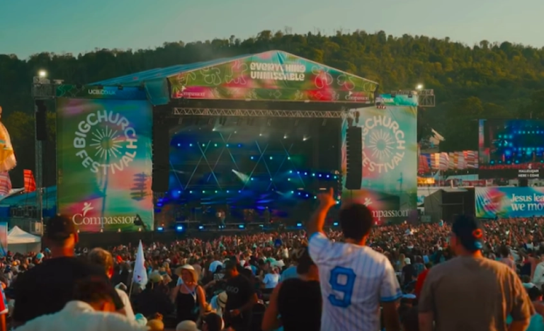 Placa cai e mata pastor em festival cristão no Reino Unido