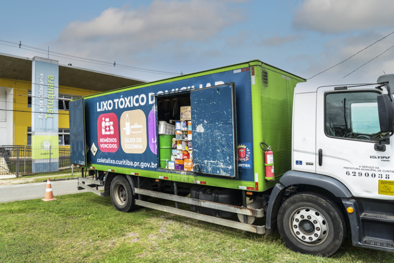 Prefeitura de Curitiba oferece coleta de lixo tóxico e câmbio verde em serviços itinerantes