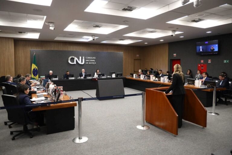 CNJ afasta juíza substituta de Moro por dois anos