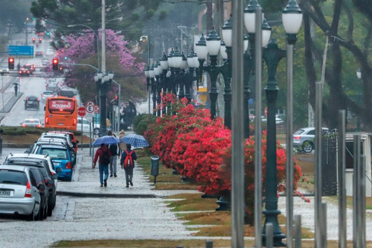 Frente fria se aproxima do Paraná após predomínio do sol
