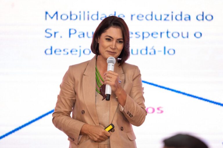 Michelle Bolsonaro será candidata ao Senado, anuncia Bia Kicis