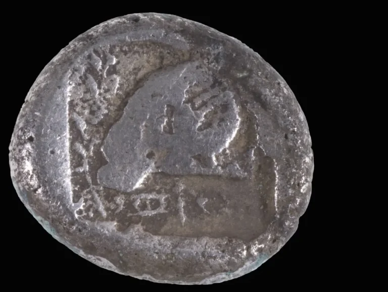 Moeda de Chipre de 2.500 anos encontrada em praia de Israel