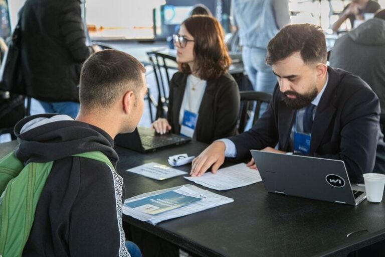 Curitiba oferece mais de 500 vagas para migrantes em mutirão de emprego