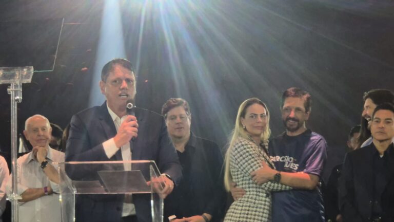 Tarcísio exalta legado de Bolsonaro em convenção do Republicanos